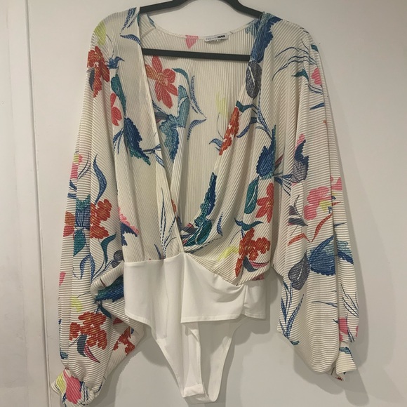 NWOT Fashion Nova Laying on Flowers Bodysuit - Picture 5 of 7